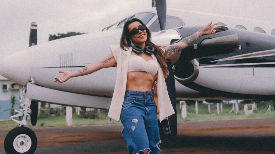 Ativista da causa LGBT+, a sertaneja Lauana Prado viaja na própria aeronave Reprodução Instagram