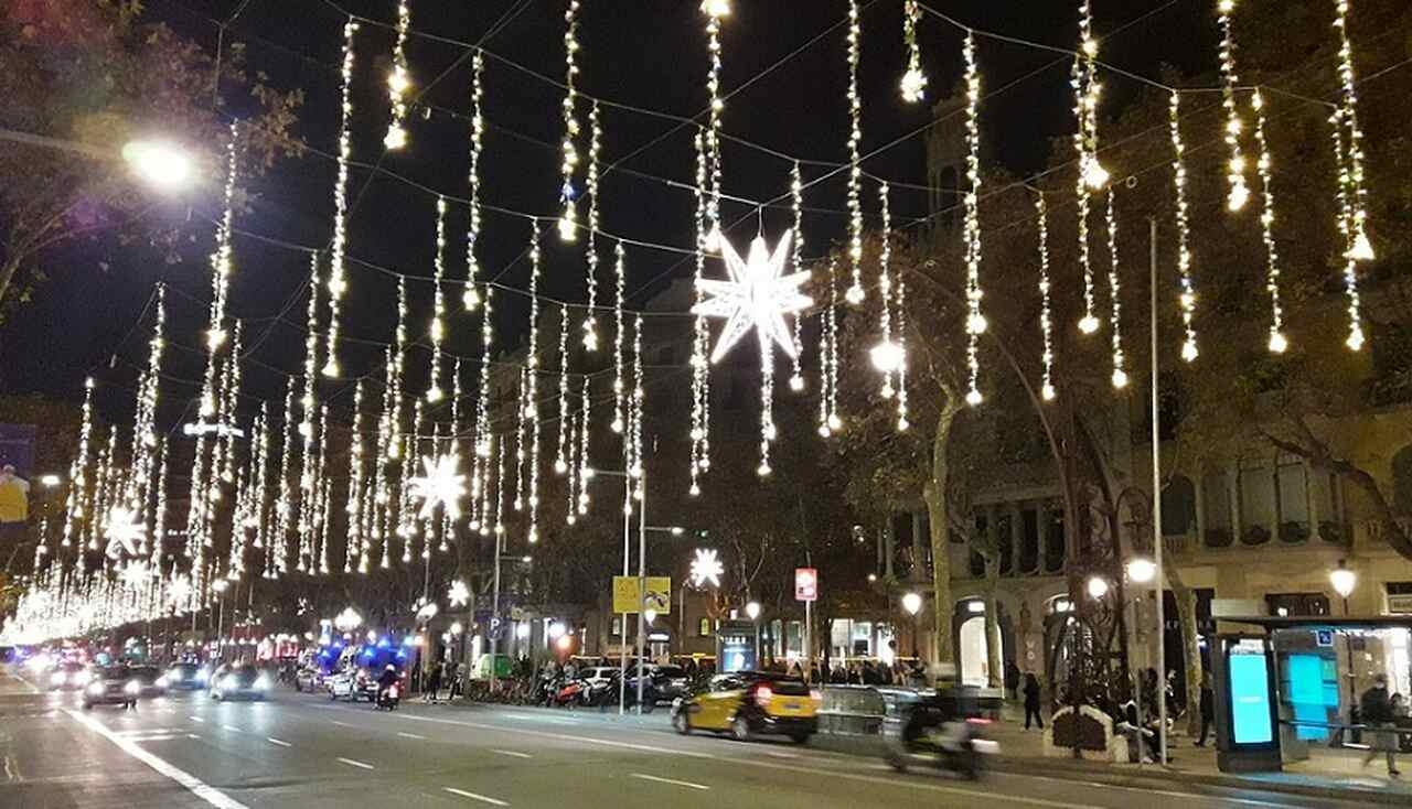 Passeig de Gràcia - Esta avenida elegante é uma das principais artérias de Barcelona, famosa por suas boutiques de luxo e pela arquitetura modernista. Além de La Pedrera e Casa Batlló, o Passeig de Gràcia abriga vários edifícios históricos de renome. Reprodução: Flipar