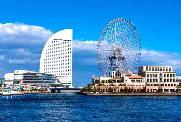 Cosmo Clock 21 (Yokohama, Japão): A roda-gigante é também  o maior relógio do mundo. Fica no parque de diversões Cosmo World, em Yokohama, com 112 metros de altura, 100 metros de diâmetro e 60 gôndolas que levam 8 passageiros por vez, totalizando quase 500 pessoas. Reprodução: Flipar