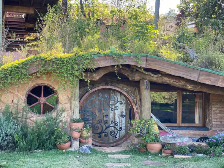 Meriele e Getúlio Sá adaptaram um galpão para construir a Casa Hobbit. Foto: Airbnb/reprodução