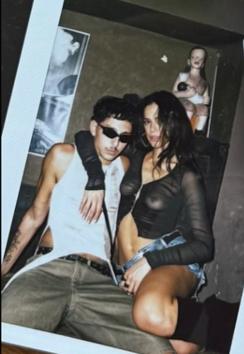 Bruna Marquezine abraça amigo. Foto: Reprodução X, antigo Twitter - 