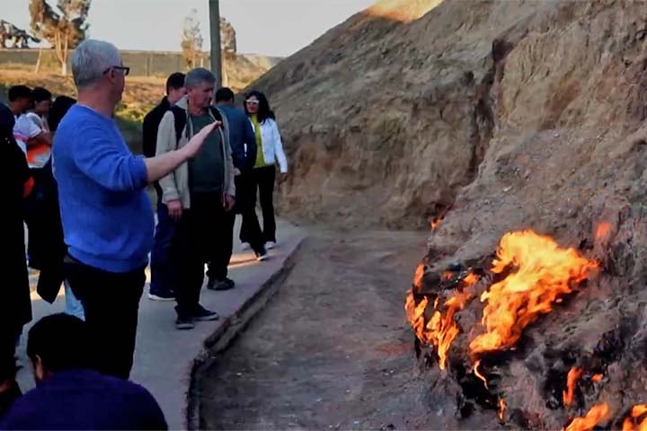 O impacto do lugar vai além de crenças religiosas: turistas de diferentes culturas relatam experiências emocionantes ao presenciar as chamas eternas. Reprodução: Flipar