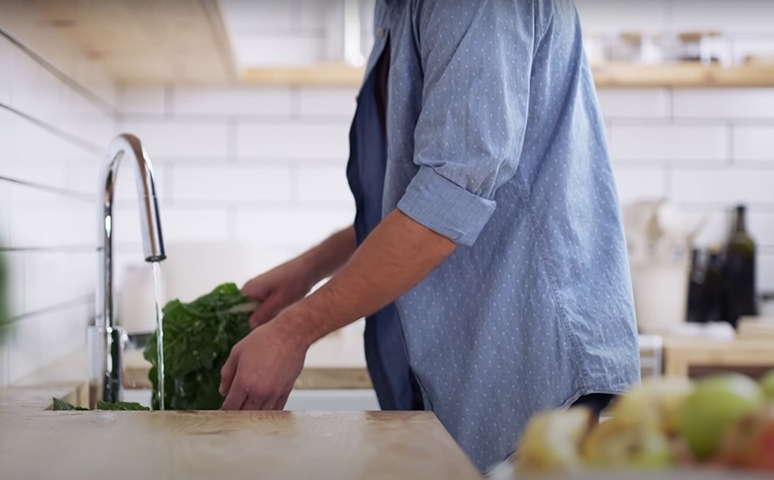 Medidas de higiene na cozinha - Despejar água fervente na pia depois de lavar a louça é uma forma de eliminar as bactérias e deixar os insetos distantes. Sobras de alimento também são um convite para esses seres, por isso o recomendado é fazer sempre uma limpeza. 
 Reprodução: Flipar