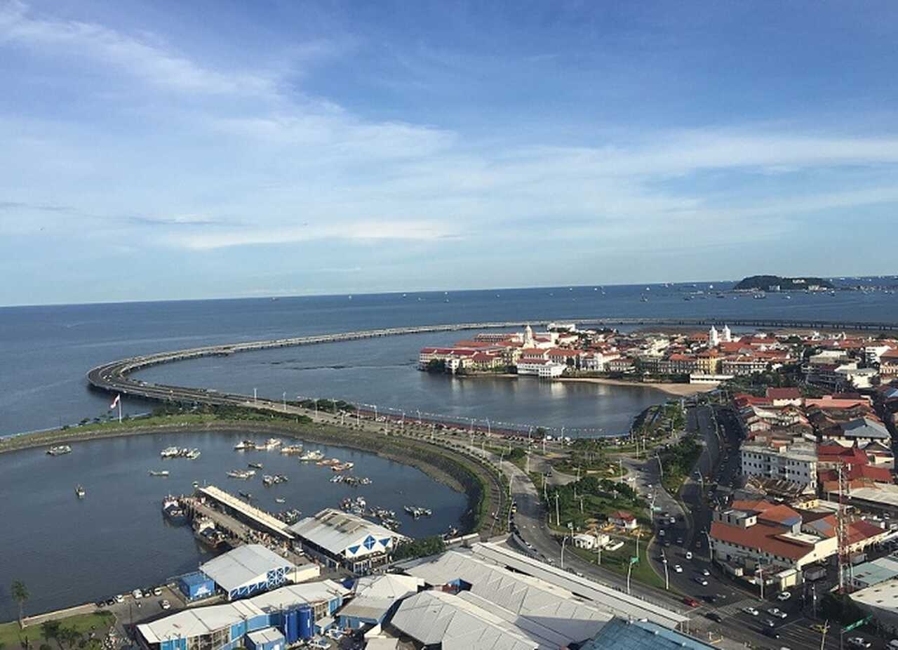 Começando por Casco Viejo, centro histórico da Cidade do Panamá. Foi fundado em 1673 após a destruição da antiga cidade. É conhecido por sua arquitetura colonial, ruas de paralelepípedos e uma mistura de estilos que refletem a herança cultural da cidade. Reprodução: Flipar