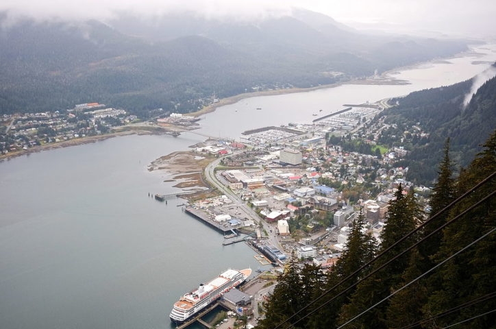 Devido ao seu tamanho e localização remota, o Alasca é pouco povoado (tem pouco mais de 700 mil habitantes). A maioria da população fica concentrada em algumas cidades principais, como Anchorage, Fairbanks e Juneau (foto), a capital do estado. Reprodução: Flipar