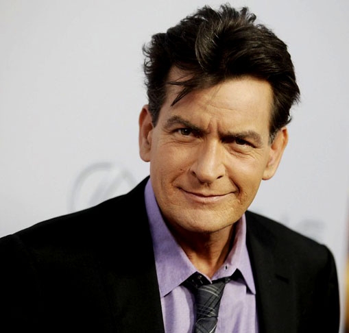 O ator americano Charlie Sheen, nascido em Nova Iorque, em 1965, se chama Carlos Irwin Estevez. Ele escolheu seu nome artístico inspirado em seu pai, Martin Sheen, cujo nome verdadeiro é Ramón Gerardo Antonio Estévez. Ele adotou seu nome artístico em homenagem ao arcebispo e teólogo Fulton J. Sheen. Reprodução: Flipar