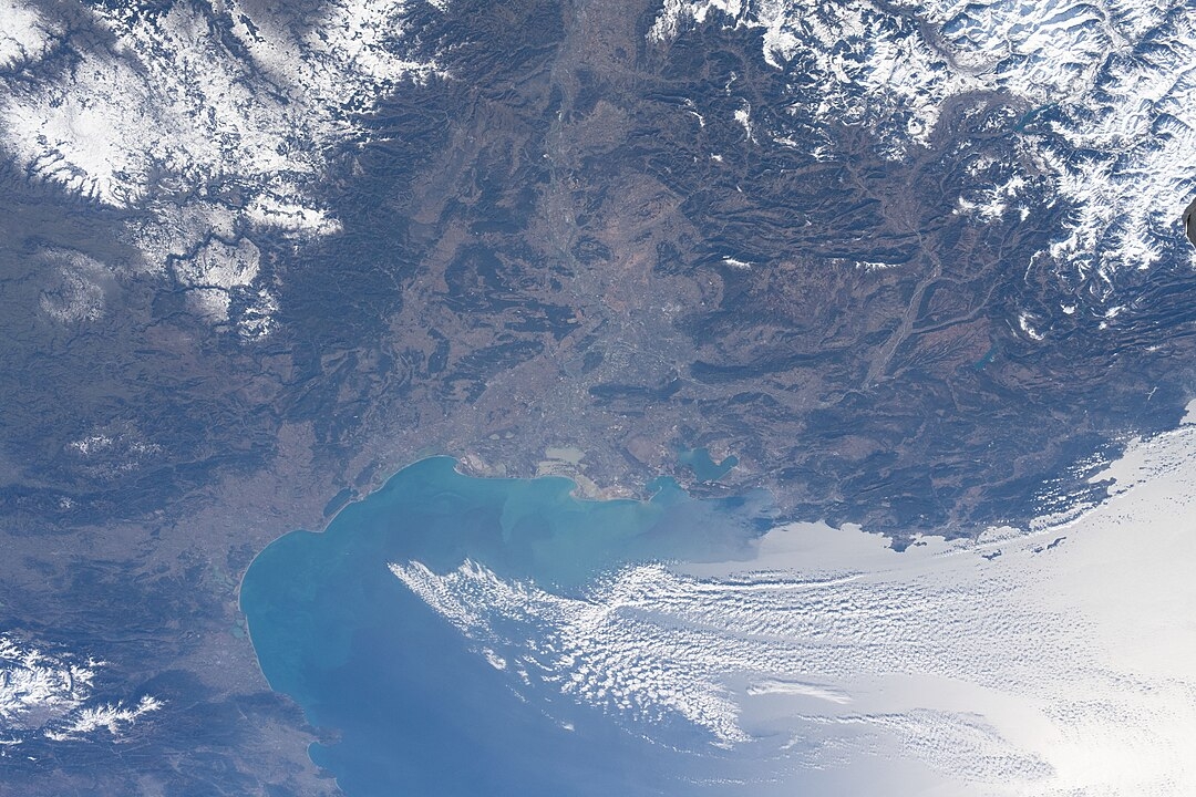 No mundo, existem golfos, que são grandes reentrâncias ou baías profundas no litoral, cercadas por terra em três lados e conectadas ao oceano ou mar aberto. Eles têm grande importância para a geografia, a economia e a ecologia. Reprodução: Flipar
