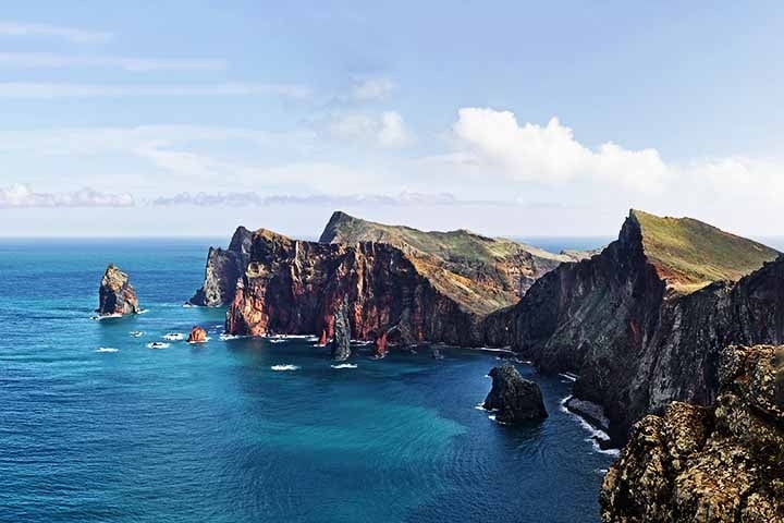A Ponta de São Lourenço é uma reserva natural localizada no extremo leste da Madeira, famosa pelas suas paisagens áridas e dramáticas. A trilha de 8 km percorre a península, oferecendo vistas espetaculares do oceano e das ilhas Desertas. Reprodução: Flipar