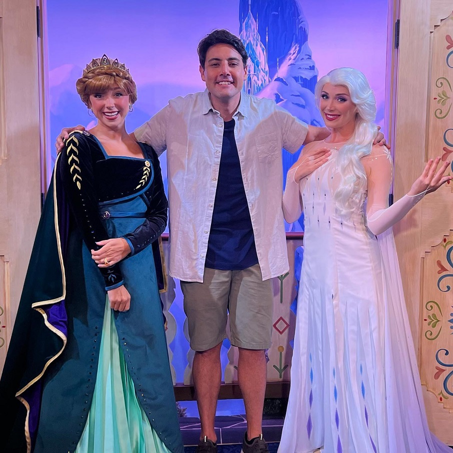 Bruno De Luca com personagens da Disney, em Orlando (EUAD. Foto: Reprodução/Instagram 26.06.2023