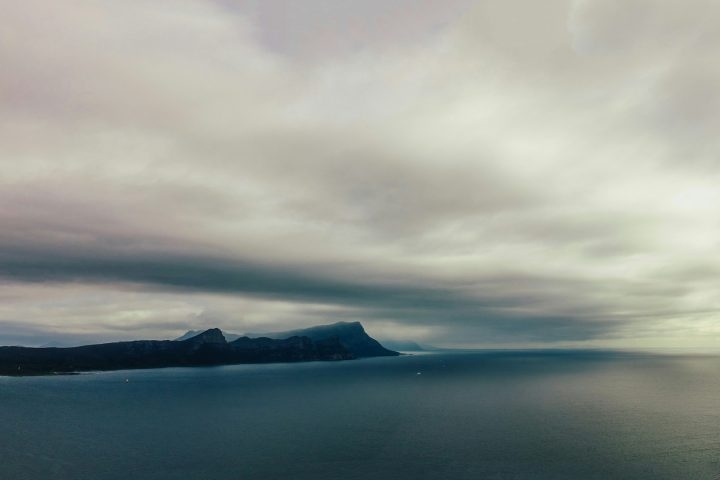 Essas ilhas instáveis geralmente são formadas por areia, lama vulcânica ou sedimentos soltos, ou seja, sua existência é condicionada por fatores naturais como marés, correntes, ventos e atividade sísmica.  Reprodução: Flipar