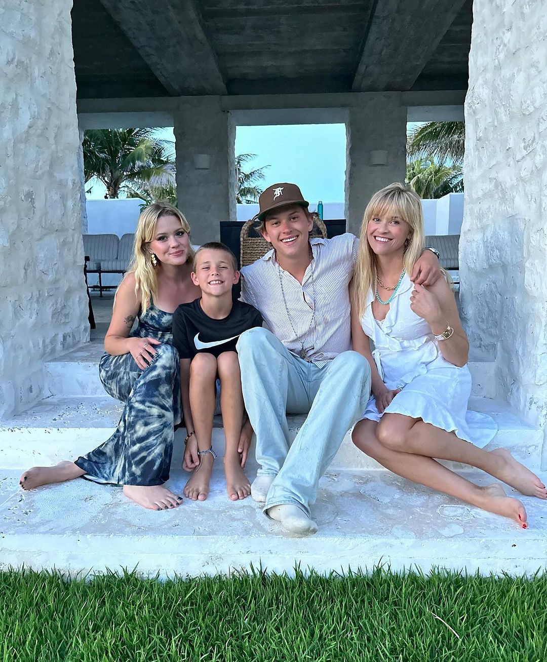 Reese Witherspoon posa ao lado dos três filhos Reprodução/Instagram