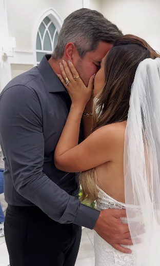Simone e Kaká Diniz se beijam. Foto: Reprodução Instagram - 19.3.2025
