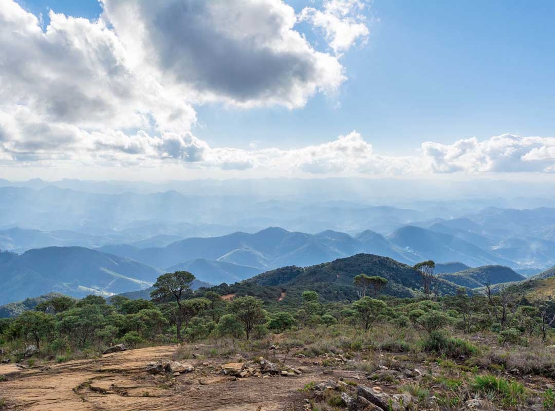 Parque Nacional do Caparaó: Localizada na divisa entre os estados de Minas Gerais e Espírito Santo, o parque é conhecido por abrigar o Pico da Bandeira, o terceiro ponto mais alto do Brasil, com 2.892 metros de altitude. Reprodução: Flipar
