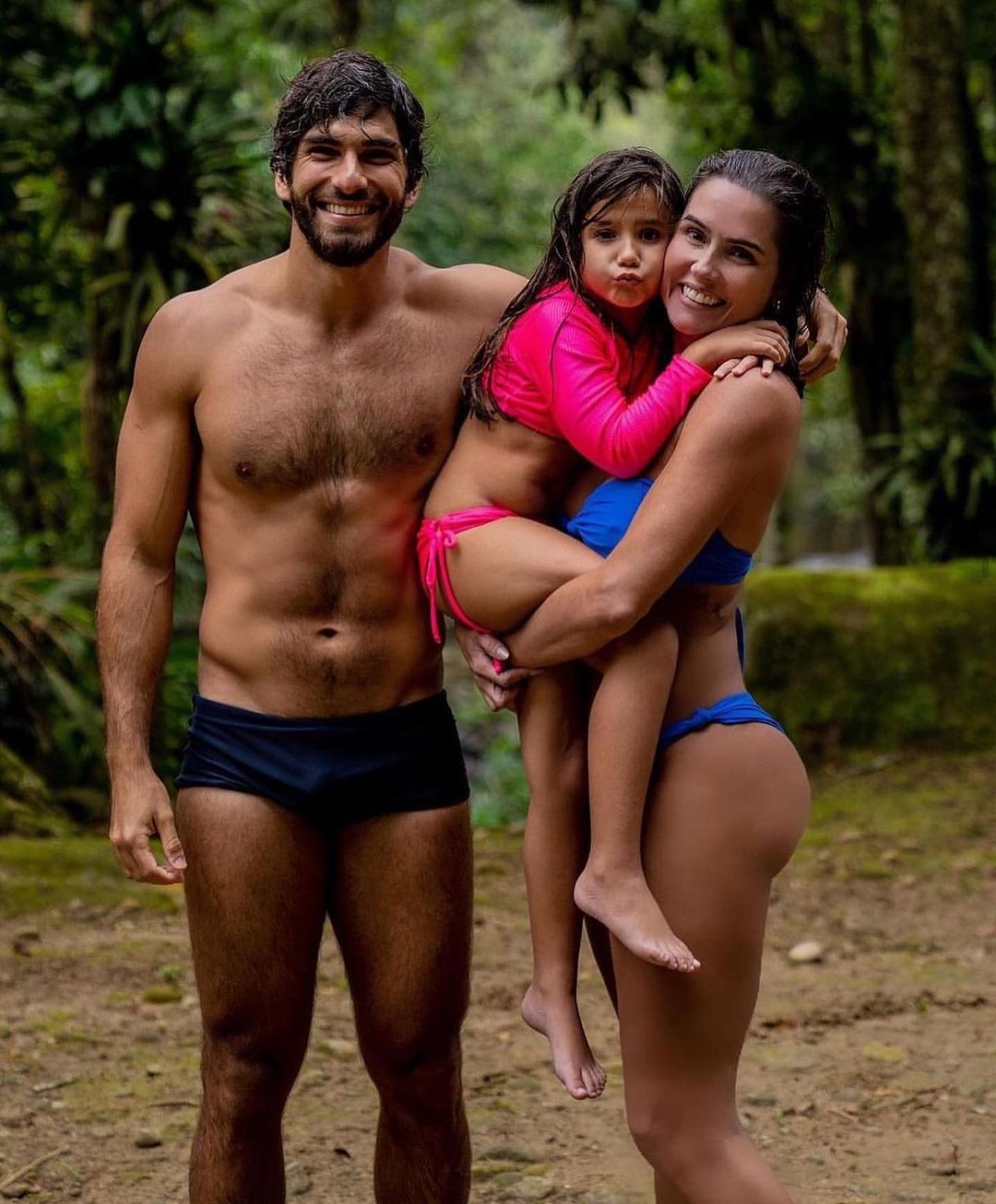 Deborah Secco e Hugo Moura com filha, Maria Flor Reprodução/Instagram - 12.03.2024