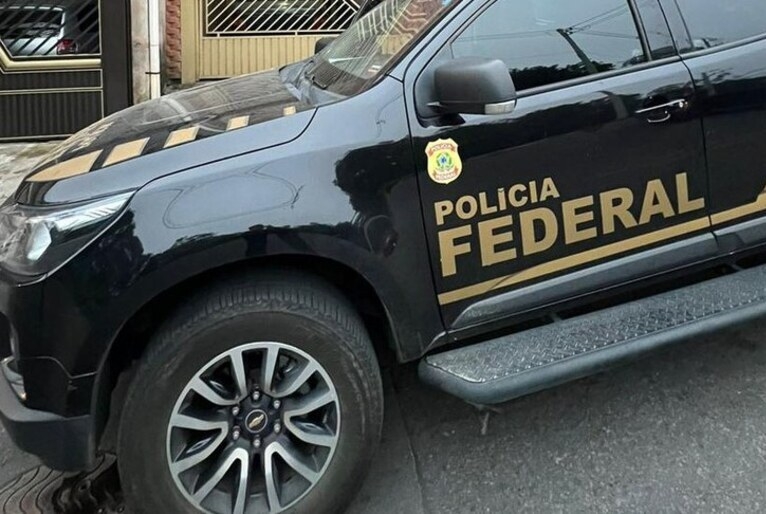 Elas foram soltas após investigação da Polícia Federal comprovar um esquema criminoso no Aeroporto de Guarulhos. Em julho, quatro meses após a libertação de Jeanne e Katyna na Alemanha, a PF prendeu 16 integrantes da quadrilha. Reprodução: Flipar