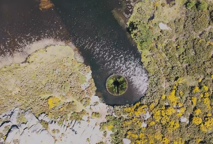 Além de ser uma atração turística, o buraco ajuda a controlar o nível da água e a gerar energia para aquecer as casas no inverno. Reprodução: Flipar