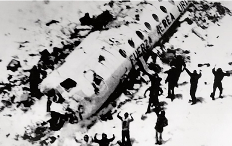 Sobreviveram 16 das 45 pessoas que estavam a bordo. O resgate no dia 23/12/1972 foi um renascimento para todos. Um segundo aniversário. Eles estavam desidratados, desnutridos, alguns com queimaduras, escorbuto e ossos quebrados.  Reprodução: Flipar