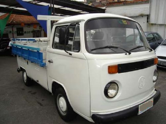 A Kombi rapidamente se tornou popular no Brasil por várias razões. Uma delas era sua versatilidade e a possibilidade de ser usada como van de passageiros, furgão de carga, ambulância, veículo escolar, e até mesmo como base para lanchonetes móveis. Reprodução: Flipar
