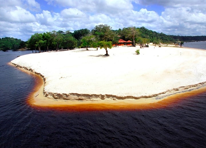 Praia do Tupé: Também localizada em Manaus, a Praia do Tupé é outra opção popular para quem procura um dia de praia relaxante.  Reprodução: Flipar