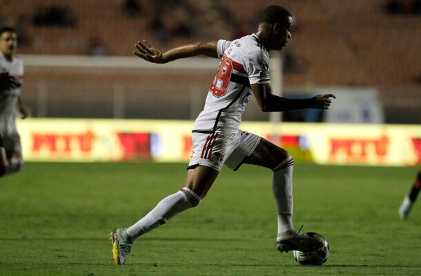 CAIO PAULISTA  - Apático, perdendo a maioria das disputas, deixou Endrick e Mayke se criarem pelo seu setor. Pouco eficaz no ataque. NOTA 3,5. FOTO:  Rubens Chiri/Saopaulofc.net