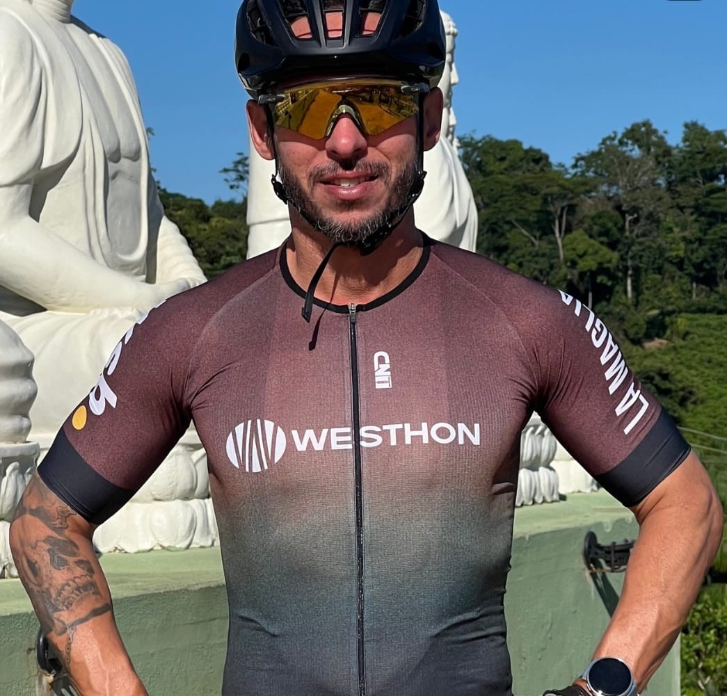 Falando em ciclismo, te convidamos a conhecer a história do ciclista e youtuber brasileiro Fernando Vilela. Carioca de 41 anos, ele mostra como é possível conciliar uma vida de excelência no esporte com a de executivo, escapando das armadilhas do esgotamento mental.  Reprodução: Flipar