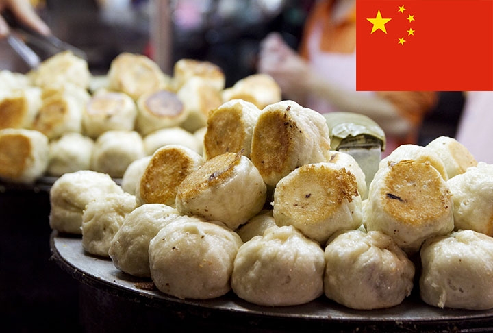 12º lugar - Shengian Mantou (China) - Baozi (pão cozido no vapor), pequeno e frito, recheado com carne de porco e gelatina que derrete formando uma sopa quando cozido. Reprodução: Flipar