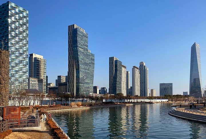 O país investe fortemente em pesquisa e desenvolvimento, mantendo uma economia dinâmica e orientada para exportações.   Reprodução: Flipar