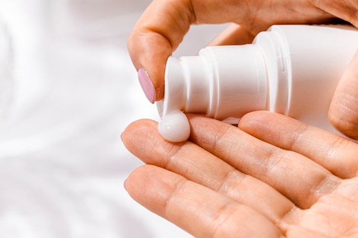 Use filtro solar. Isso ajuda a evitar ressecamento, oleosidade excessiva e doenças de pele. Aplique o protetor 15 minutos antes da exposição solar e reaplique se houver transpiração ou se o corpo se molhar. Reprodução: Flipar