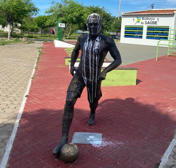 Estátua de Daniel Alves Ronaldo Silva / TV São Francisco