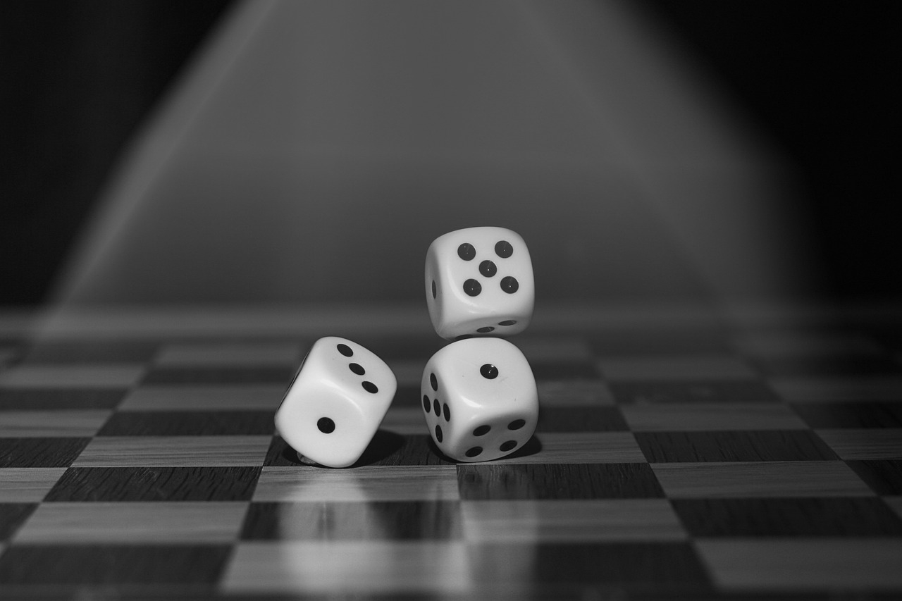 Em certos contextos, como em RPGs e jogos de tabuleiro, os dados também representam escolhas, estratégias e até histórias que se desenrolam com cada rolar. Reprodução: Flipar