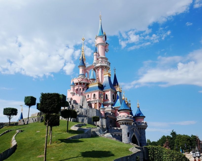 2º) Disneyland Paris, França: A atração que conquistou o segundo lugar é bastante conhecida: a Disneyland Paris. O destaque ficou por conta da qualidade das acomodações, com ótima pontuação, e uma boa avaliação no Google, com nota 4,5. Reprodução: Flipar