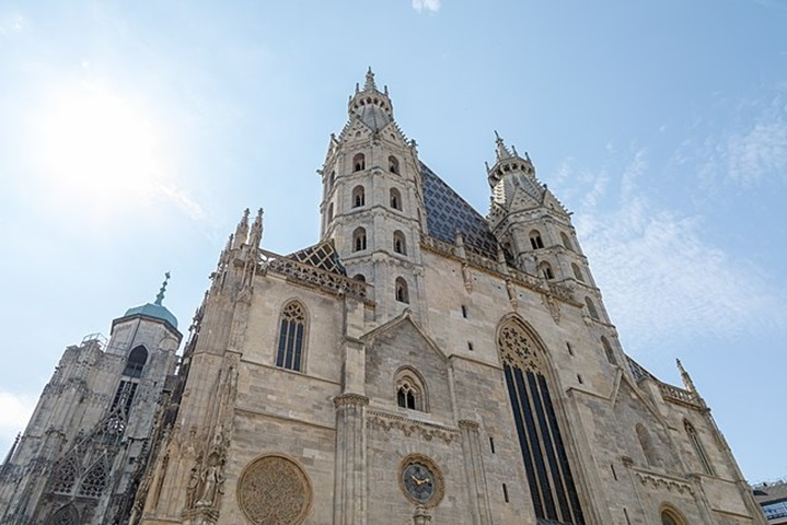 A Catedral de Santo Estevão, ao lado da Riesenrad, é outra atração histórico-cultural-religiosa bem importante para Viena e para a Europa como um todo. Reprodução: Flipar