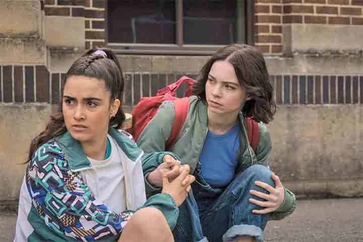 Em 2024, Emma foi anunciada como protagonista da adaptação televisiva de “Manual de Assassinato para Boas Garotas”, interpretando Pippa Fitz-Amobi em uma série de mistério que consolidou ainda mais seu prestígio como jovem atriz capaz de liderar projetos de grande projeção.
 Reprodução: Flipar