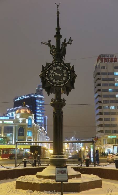 Relógio árabe em Kazan, na Rússia. Foto: Juarez Becoza / Juarez Becoza
