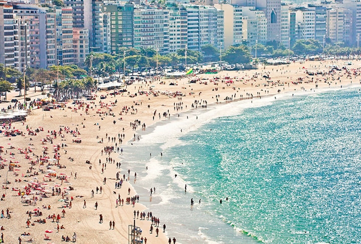 Em abril de 2023, um casal passou por uma situação muito arriscada na  Praia de Copacabana, no Rio de Janeiro, por causa de uma bolha inflável gigante.  Reprodução: Flipar