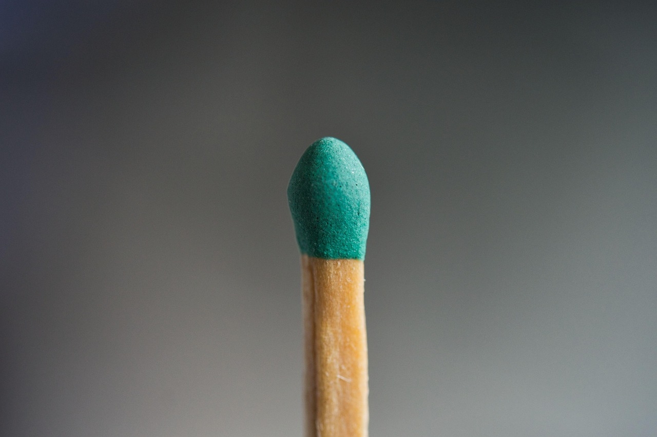 Ao longo de dia, um objeto é muito utilizado no setor alimentício e nas cozinhas de todo Brasil: o palito de fósforo. Com isso, veja nesta galeria como surgiu o objeto, sua composição química, segurança e várias utilidades que vão além dos fogões. Reprodução: Flipar