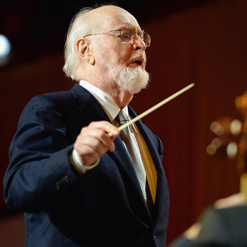 O compositor e maestro John Williams, um dos nomes mais prestigiados do cinema americano, fez 92 anos em 8/2/2024. Campeoníssimo de indicações ao Oscar na modalidade, já concorreu 52 vezes por música/trilha sonora. Venceu 5.  Reprodução: Flipar