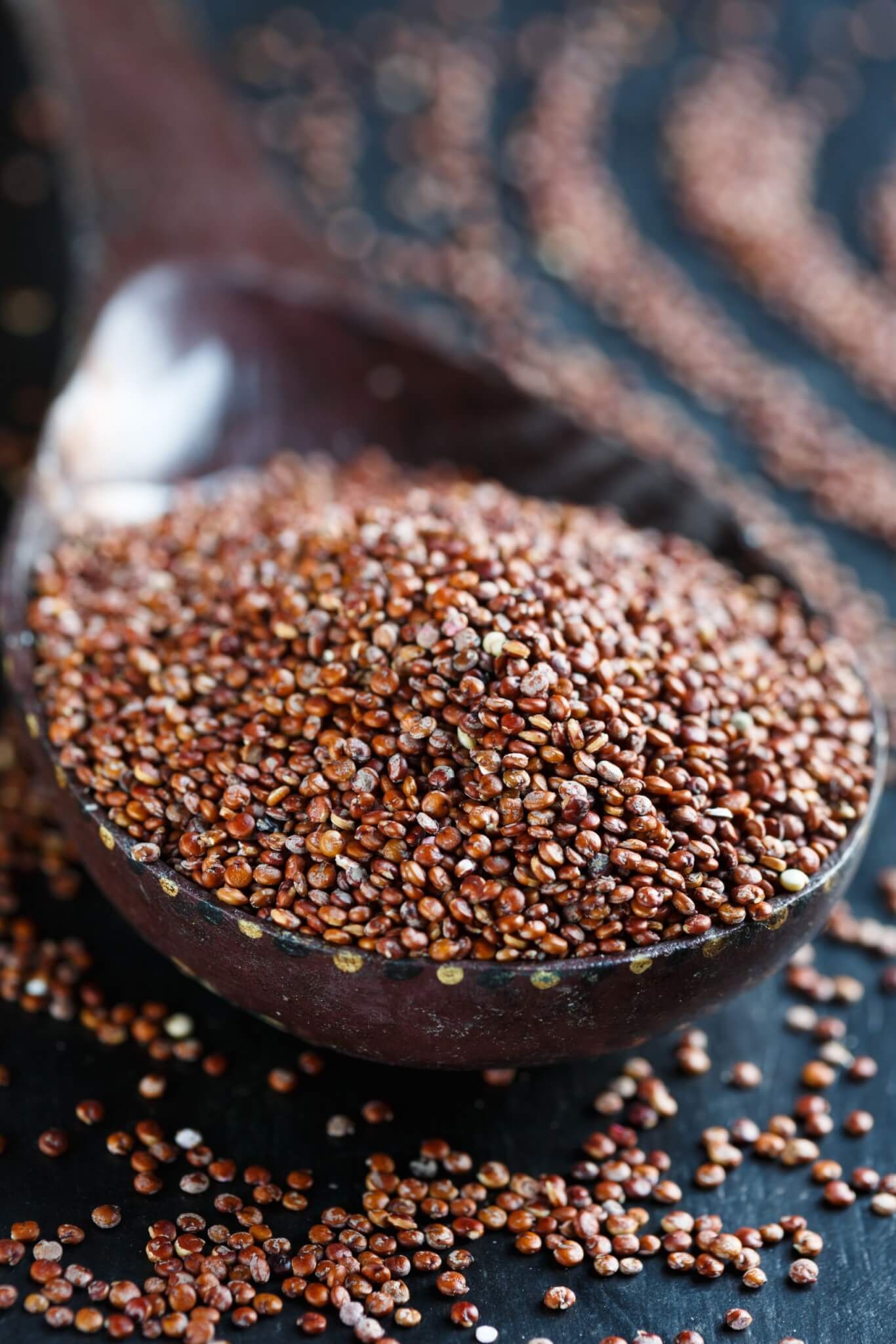 4. Quinoa A quinoa, naturalmente sem glúten, contém ferro, vitaminas do complexo B, magnésio, fósforo, potássio, cálcio, vitamina E e fibras. Reprodução: EdiCase