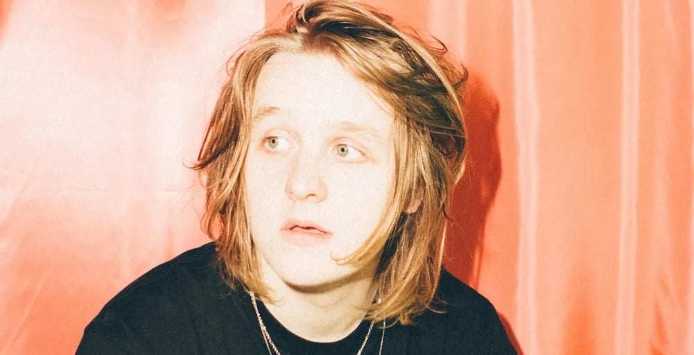 Lewis Capaldi - Com apenas 26 anos, o cantor anunciou uma pausa na carreira musical, em junho de 2023, devido à Síndrome de Tourette. Trata-se de um transtorno neuropsiquiátrico hereditário caracterizado por diversos tiques físicos e pelo menos um tique vocal. Reprodução: Flipar