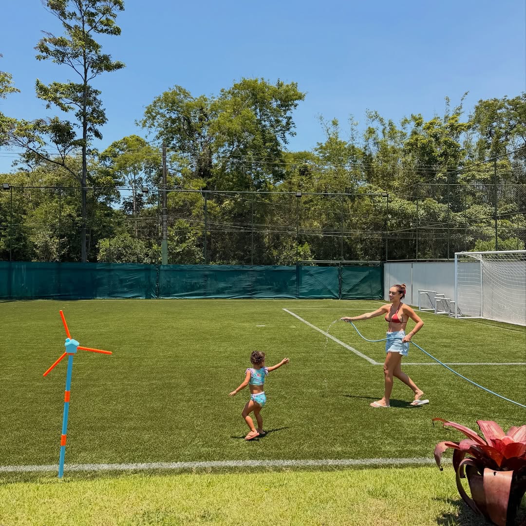 Bruna Biancardi dá banho de mangueira em Mavie. Foto: Reprodução/ Instagram @brunabiancardi