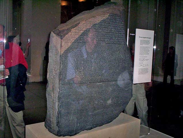 A Pedra de Roseta é, na verdade, uma rocha semelhante ao granito, chamada laje de granodiorito. Com 114 cm de altura e 72 cm de largura, ela pesa aproximadamente 760 kg. 

 Reprodução: Flipar