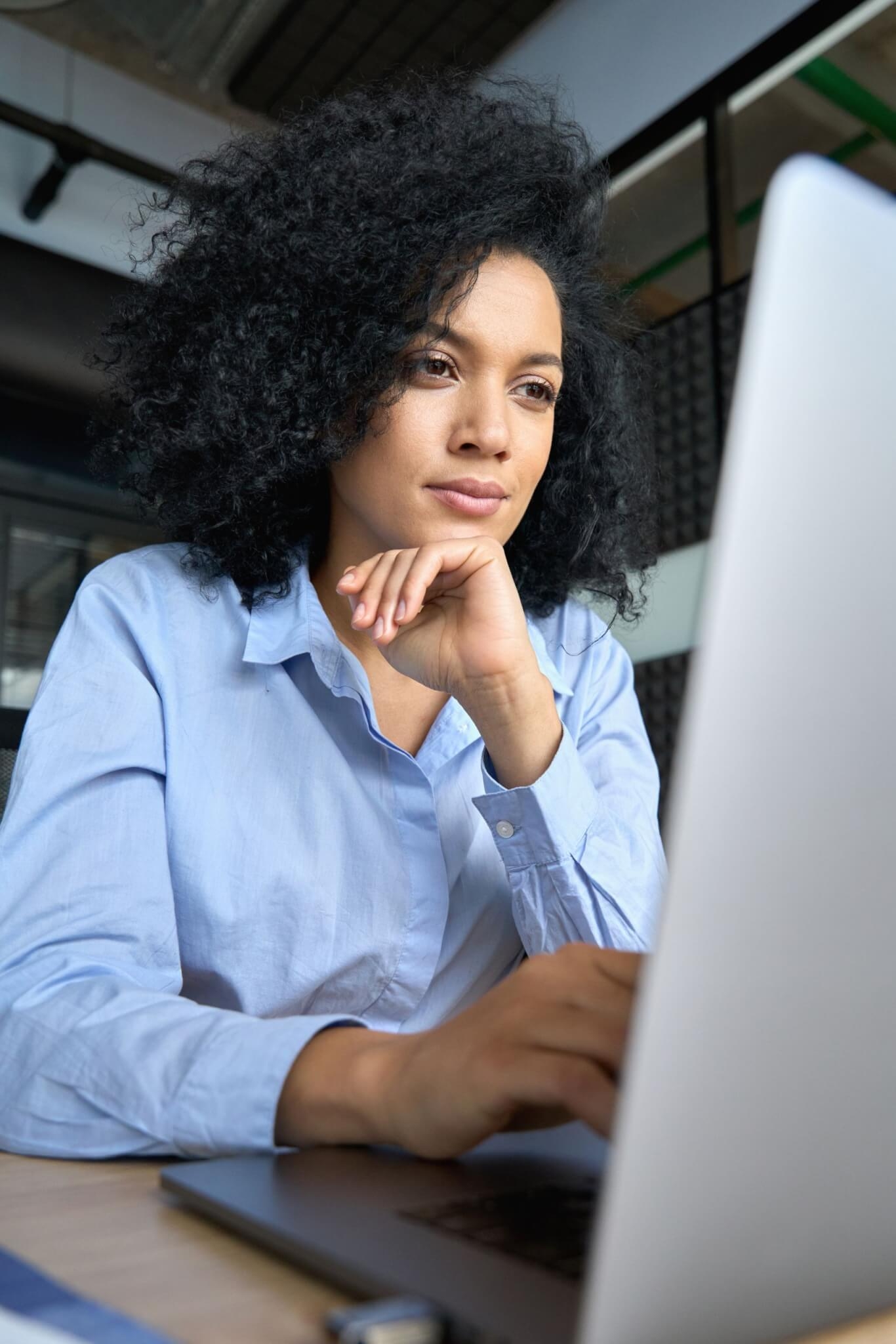 4. Ajuda na concentração Um estudo sobre mulheres publicado no The Journal of Nutrition explorou o estado de hidratação na função cerebral e descobriu que uma perda de 1,4% do peso corporal em líquidos durante o exercício causava uma queda na concentração. Reprodução: EdiCase