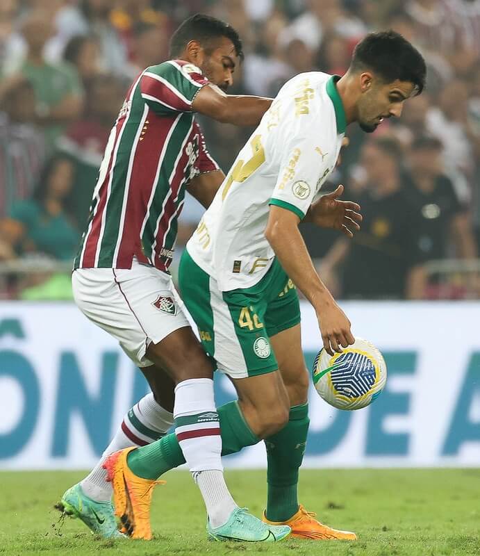 Flaco López sendo marcado por Thiago Santos Cesar Greco/Palmeiras