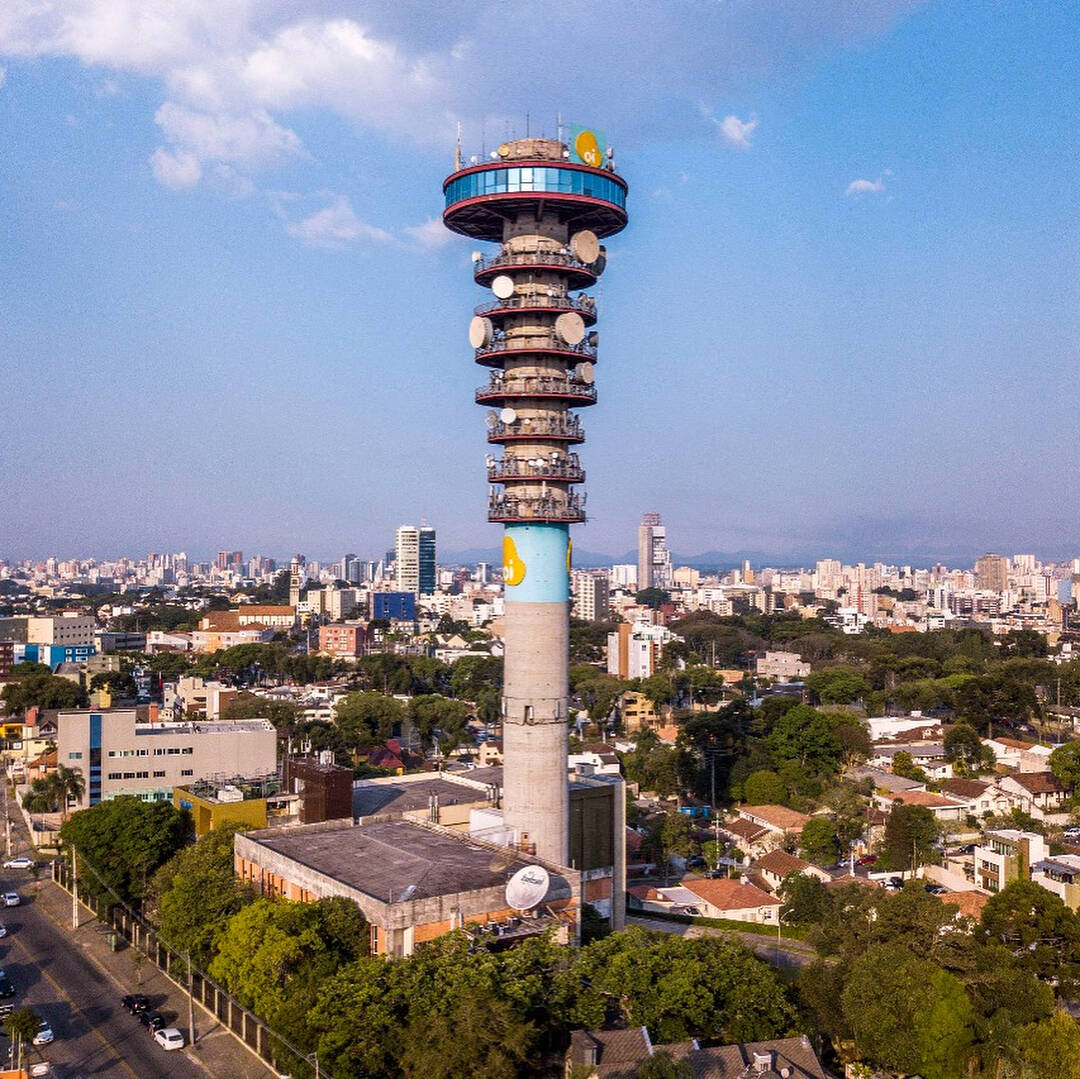 A Torre Panorâmica de Curitiba, também conhecida como Torre da Telepar ou Torre das Mercês, é um dos pontos turísticos da cidade. Foto: shutterstock 