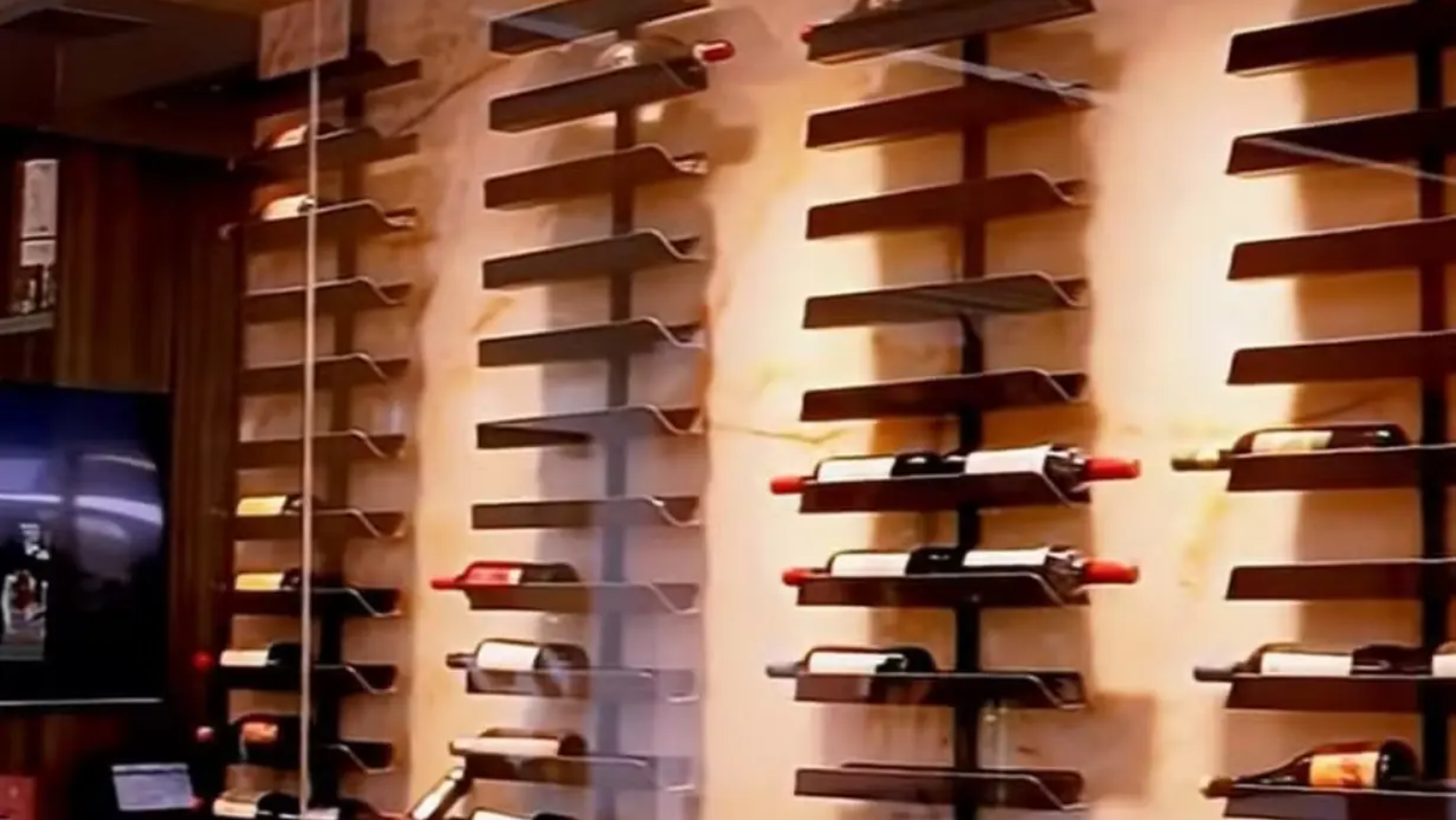 Adega da mansão. Foto: Crédito: Reprodução/Instagram/@andreammota