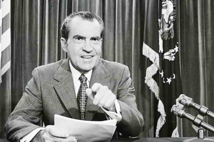 A apuração mostrou que a campanha à reeleição de Nixon alimentou um “caixa dois” destinado a abastecer um esquema de espionagem contra os democratas com fins eleitorais. 
 Reprodução: Flipar