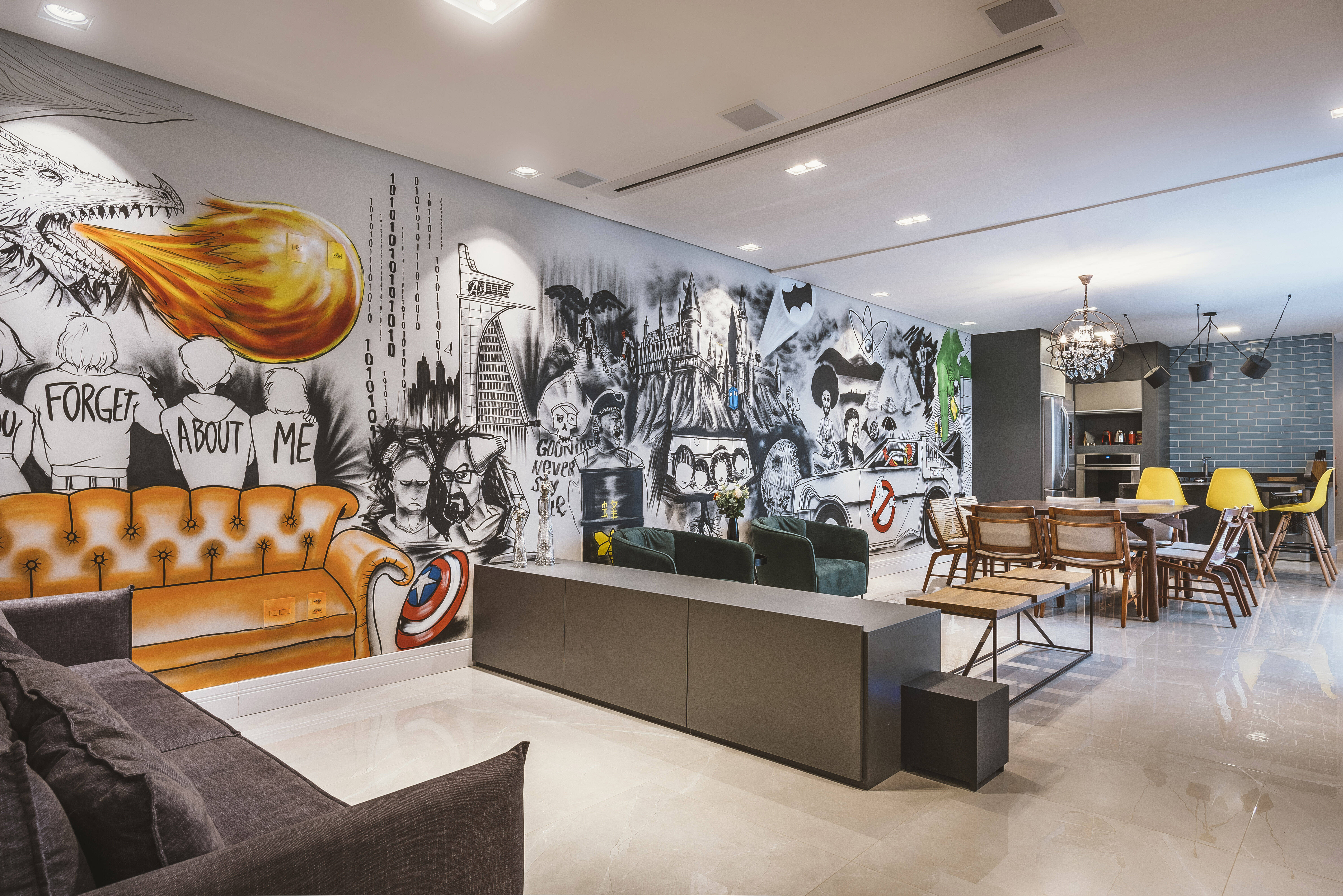 Nesta sala ampliada, os moradores pediram ao escritório PB Arquitetura por um grafite com referências de seus filmes e séries preferidos. Foto: Henrique Ribeiro