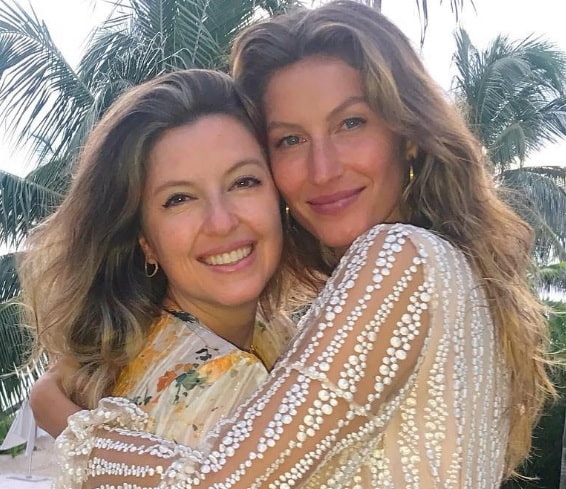 Gisele Bündchen e Patrícia Bündchen - Patrícia não é apenas a gêmea da supermodelo brasileira Gisele Bündchen. Ela também é assessora da carreira da irmã. Elas não se parecem, mas ambas chamam atenção pela beleza.  Reprodução: Flipar