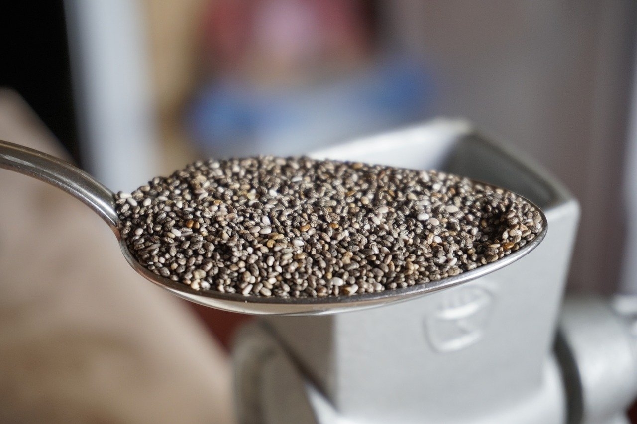 As sementes de chia contêm altos níveis de fibras e proteínas. Ajudam a dar sensação de saciedade e, portanto, podem ser boas numa dieta. Mas sem exagero, pois a chia também é rica em gordura e pode acabar prejudicando a dieta.  Reprodução: Flipar