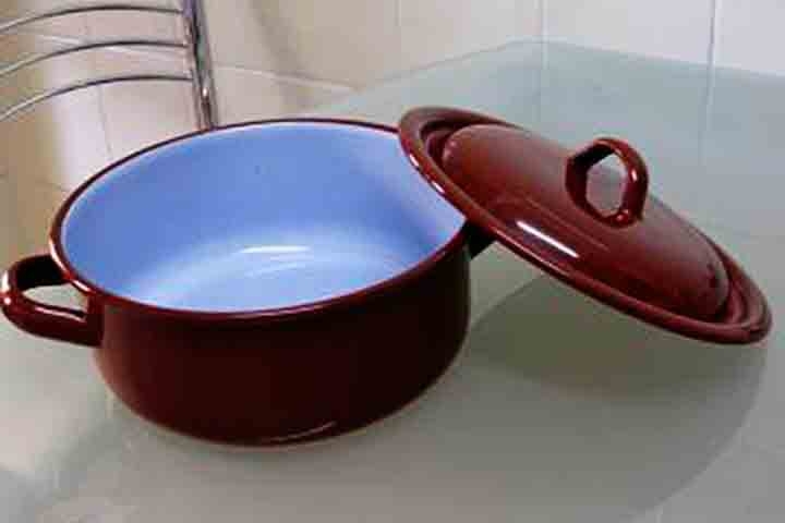 A partir do século 19, a técnica passou a ser adotada na fabricação de produtos em série e de uso cotidiano, mormente em recipientes de cozinha.
 Reprodução: Flipar